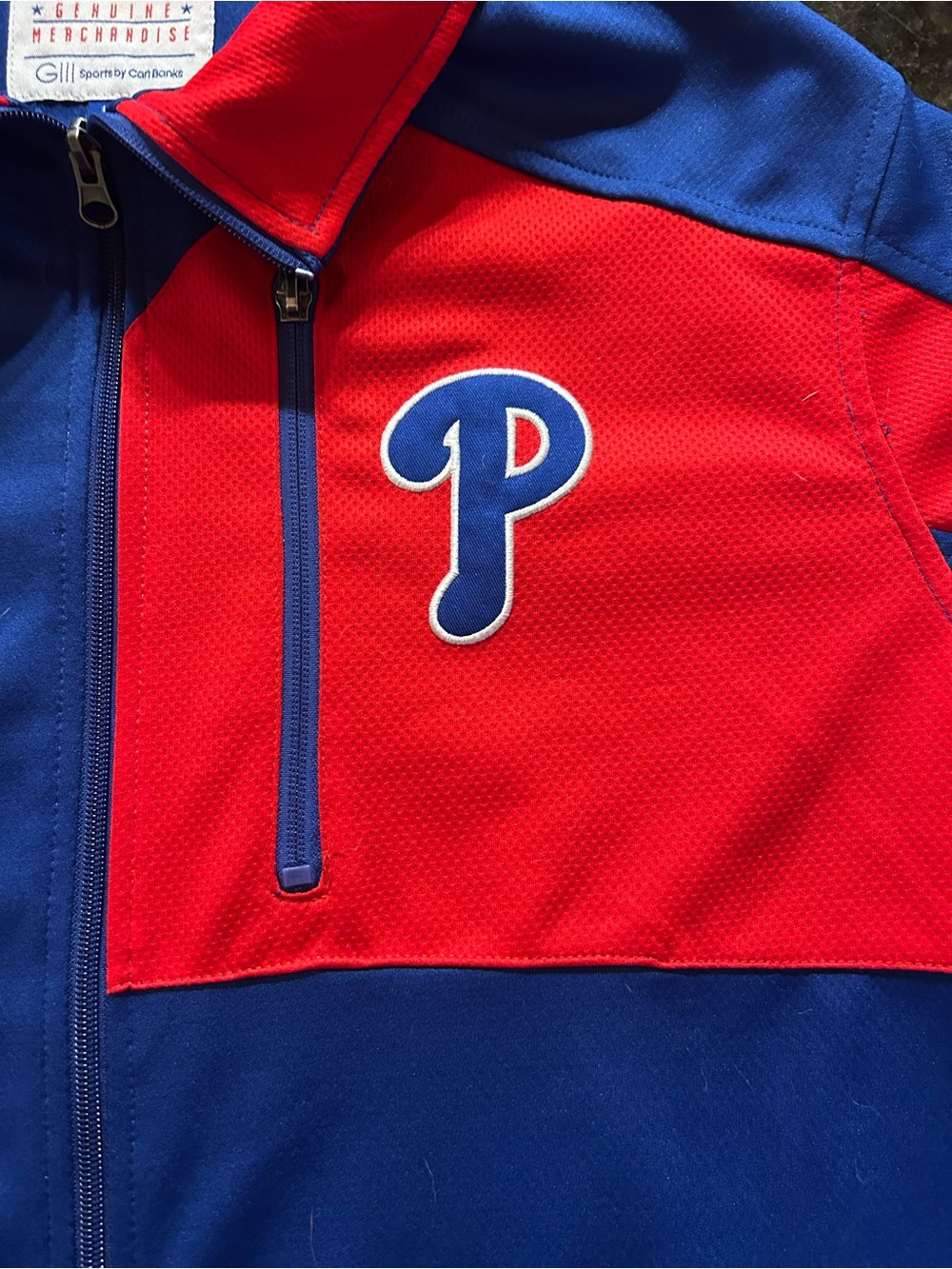 Philadelphia Phillies Men’s size Large EUC zip up jacket.